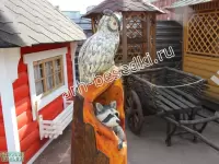 Деревянная скульптура "Сова с Енотом"