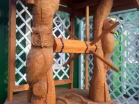 Деревянный резной колодец