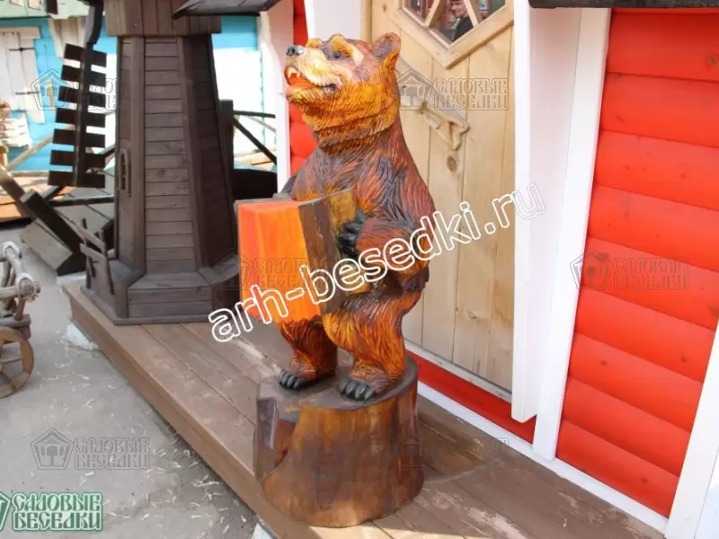 Деревянная скульптура "Медведь с гармошкой"