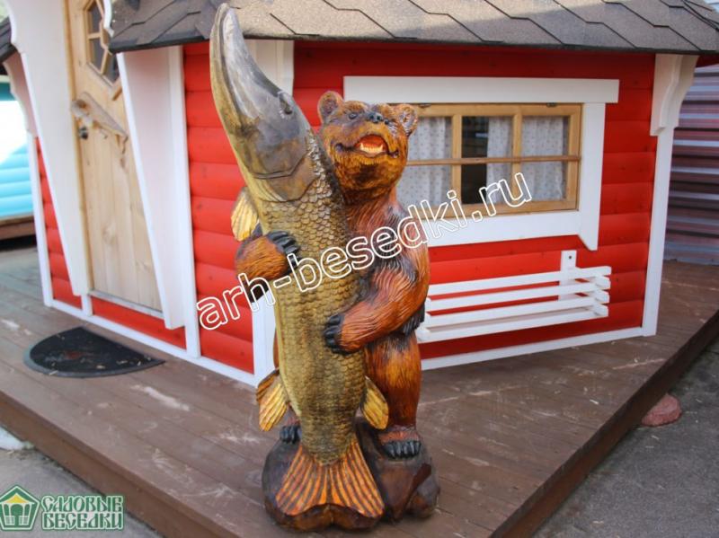 Деревянная скульптура "Медведь со щукой"
