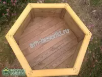 Деревянная клумба для сада с дном