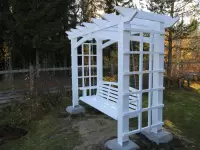 Качели деревянные с сиденьем с боку