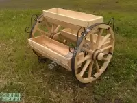 Цветник на деревянных колесах