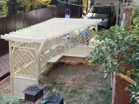 Большая деревянная пергола