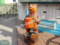 Деревянная скульптура "Медведь с гармошкой"
