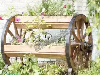 Цветник на деревянных колесах