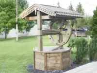 Деревянный колодец резной с воротом