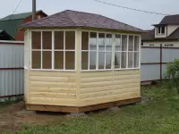Закрытая беседка остекленная