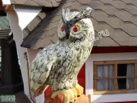 Деревянная скульптура "Сова с Енотом"