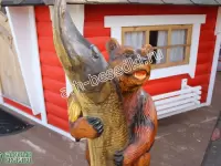 Деревянная скульптура "Медведь со щукой"