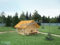 Рубленый колодец с крышей