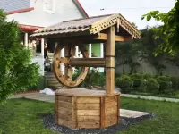 Деревянный колодец резной с воротом