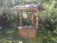 Деревянный колодец резной с воротом