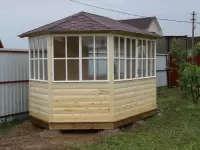 Закрытая беседка остекленная