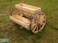 Цветник на деревянных колесах