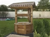 Деревянный колодец резной с воротом